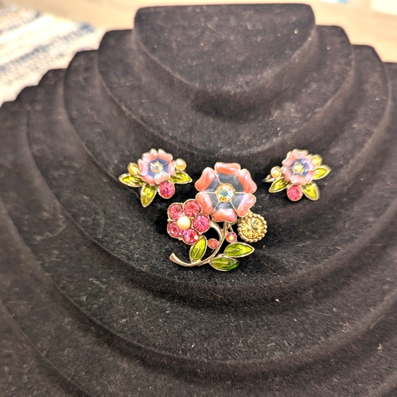 Avon Jewelry - "AVON", Colorful Silver Tone,Enamel Flowers & Leaves Brooch w matching clip ons